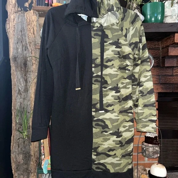 No Boundaries Black and Gray Sweatshirt - Picture 2 of 7